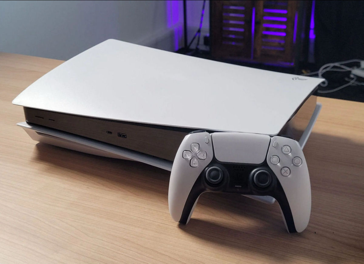 Play Station 5 , новая в комплекте два джойстика