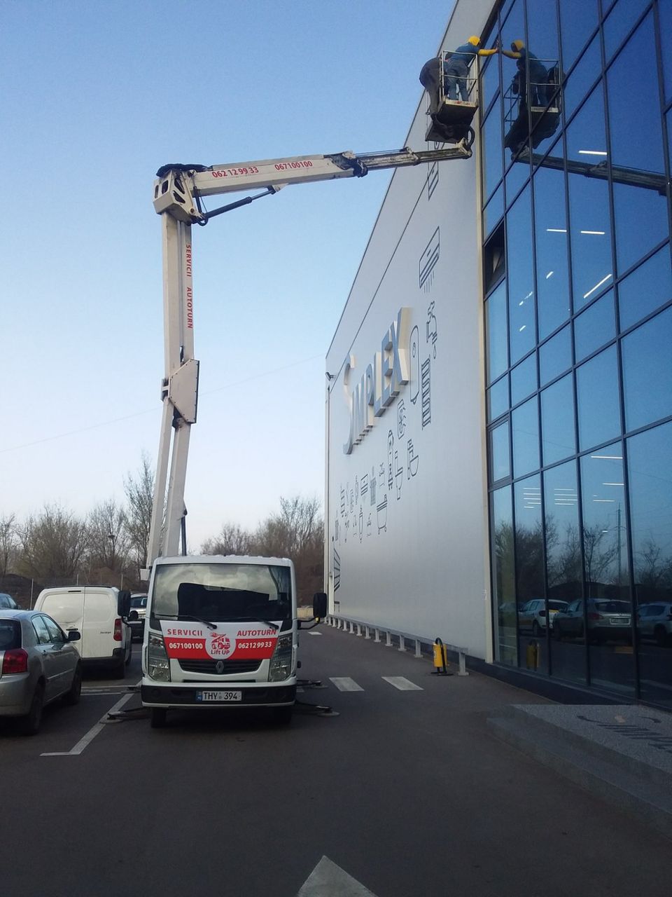 Servicii spalre geamuri/fatade! Dispunem de masini Autoturn! foto 12