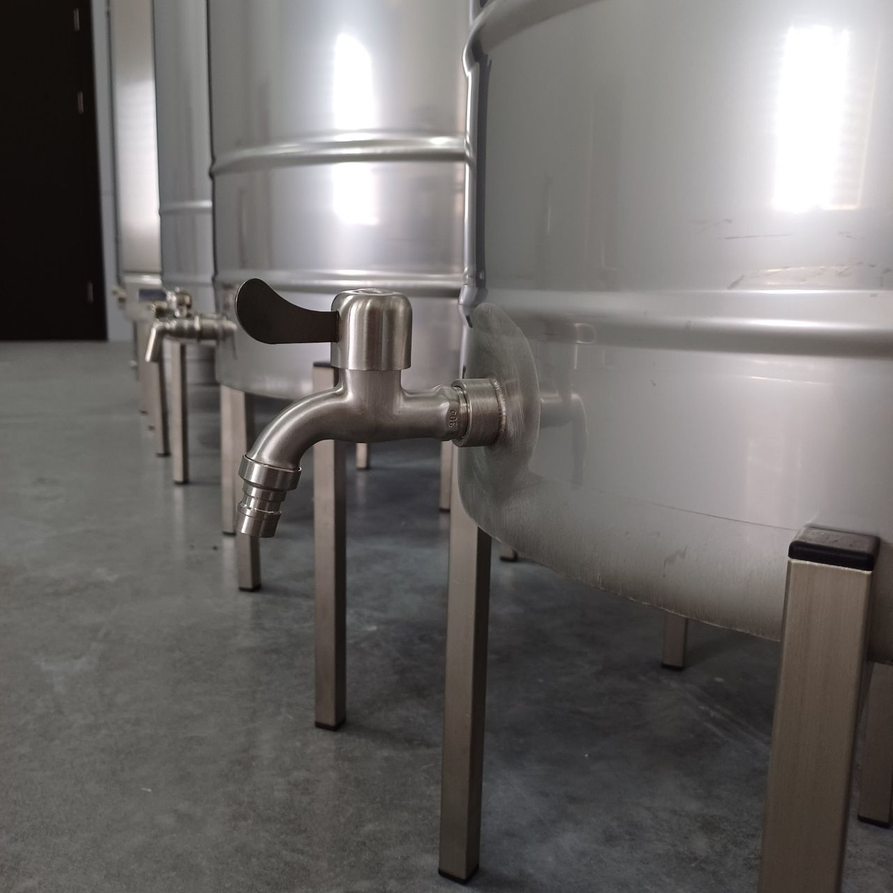 Butoi din inox, realizat din otel inoxidabil alimentar (AISI 304), astfel nu modifica proprietatile фото 3