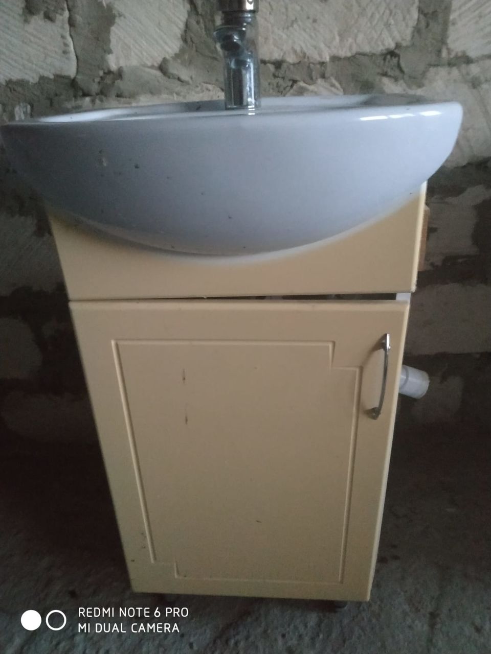 Смеситель вместе с умывальником