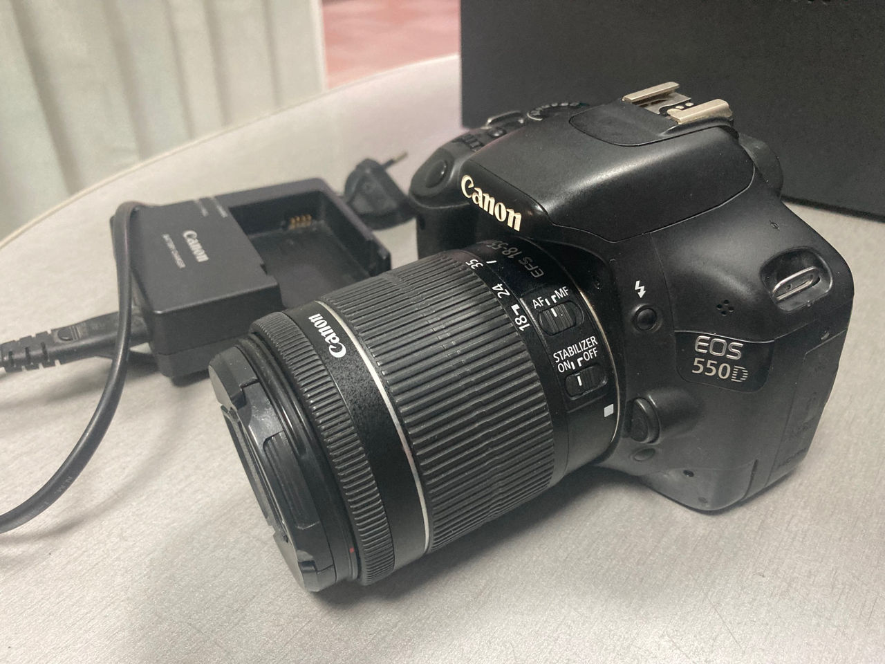 Canon EOS 550D + obiectiv Canon 18-55mm+ incarcator+ SD 32gb, stare ...
