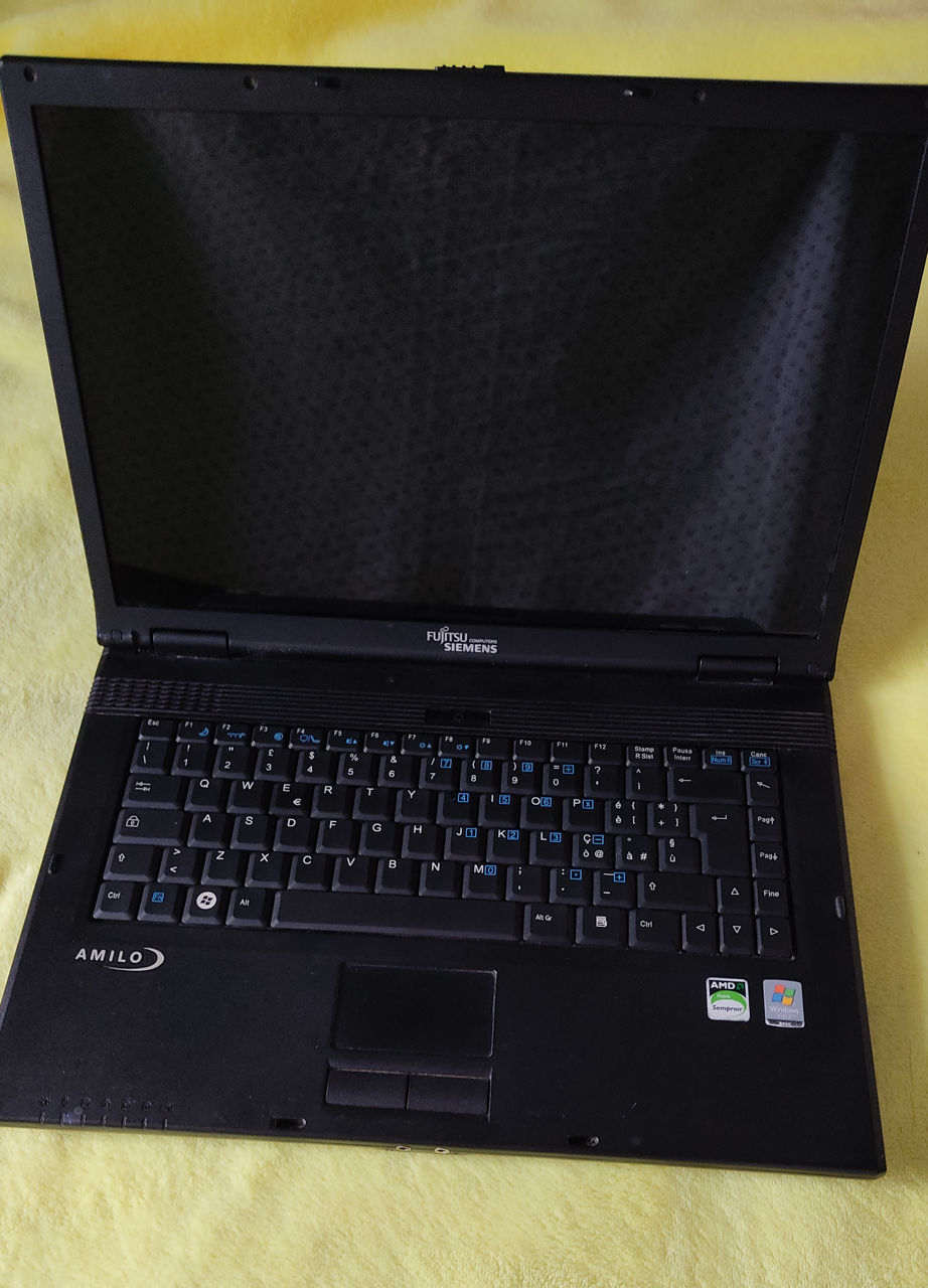 Продам неработающий ноутбук на запчасти.