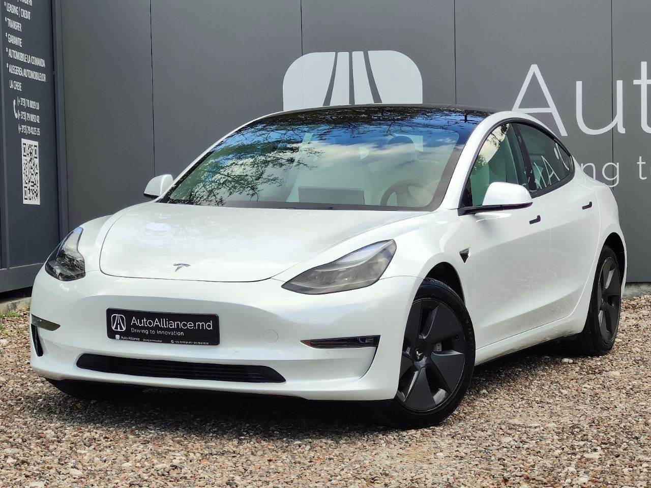 Tesla Model 3 фото 0