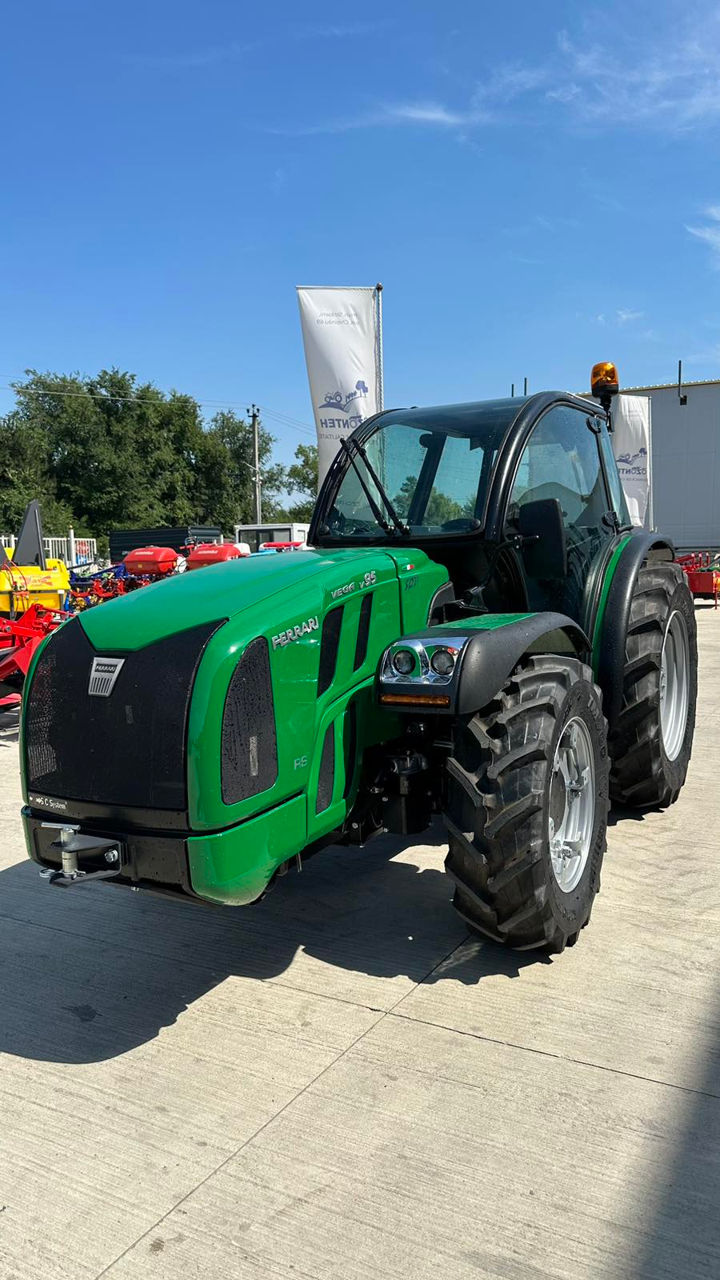 Tractor Ferrari Vega 95 cu cabina versiunea Dualsteer foto 1