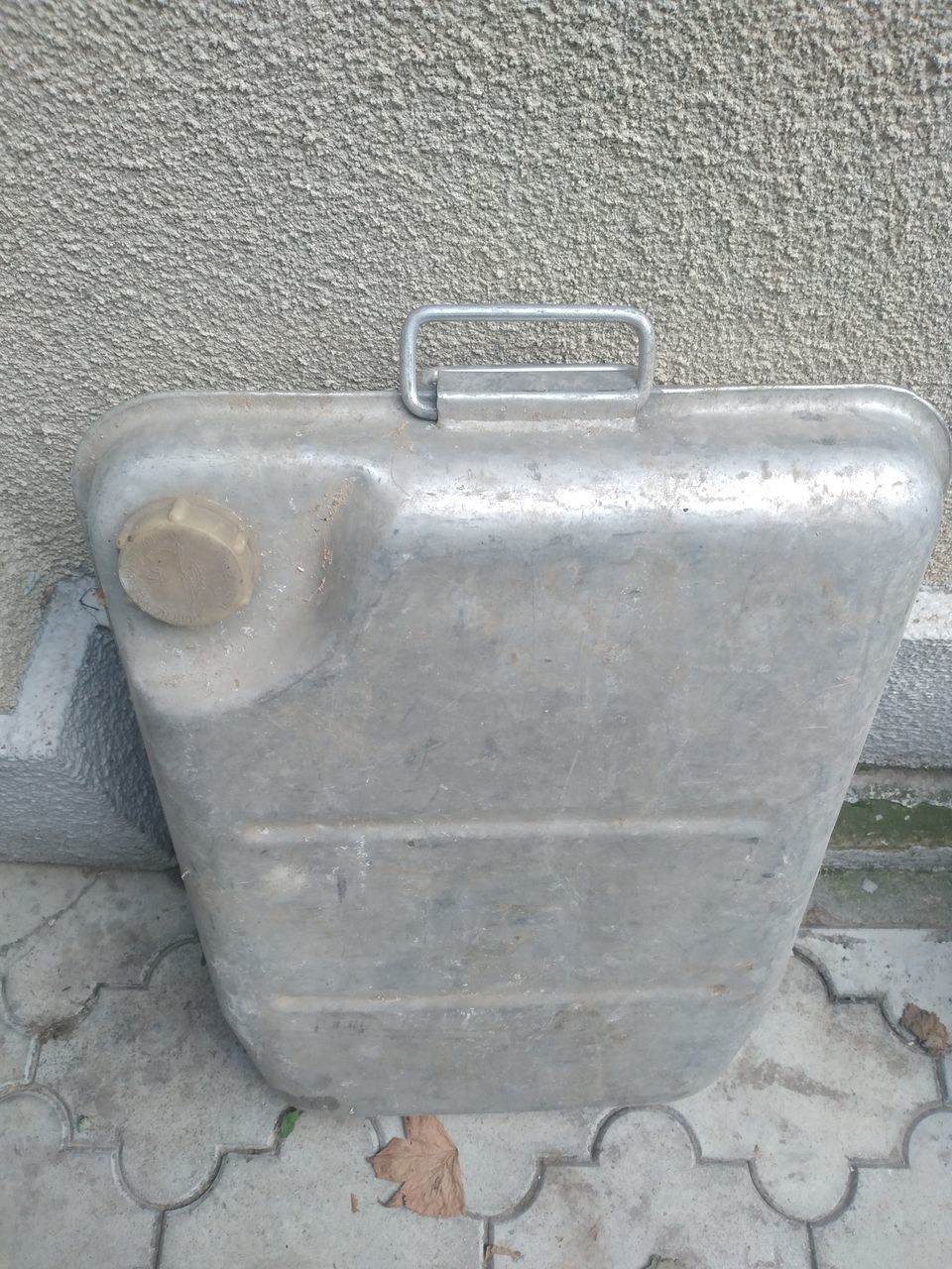 продаются канистры для бензина и солярки