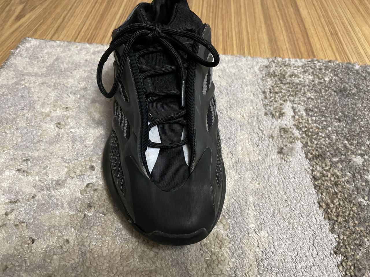 Кроссовки изи bust adidas