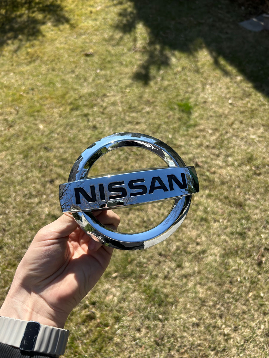 Logo-ul grilei frontale Nissan foto 0