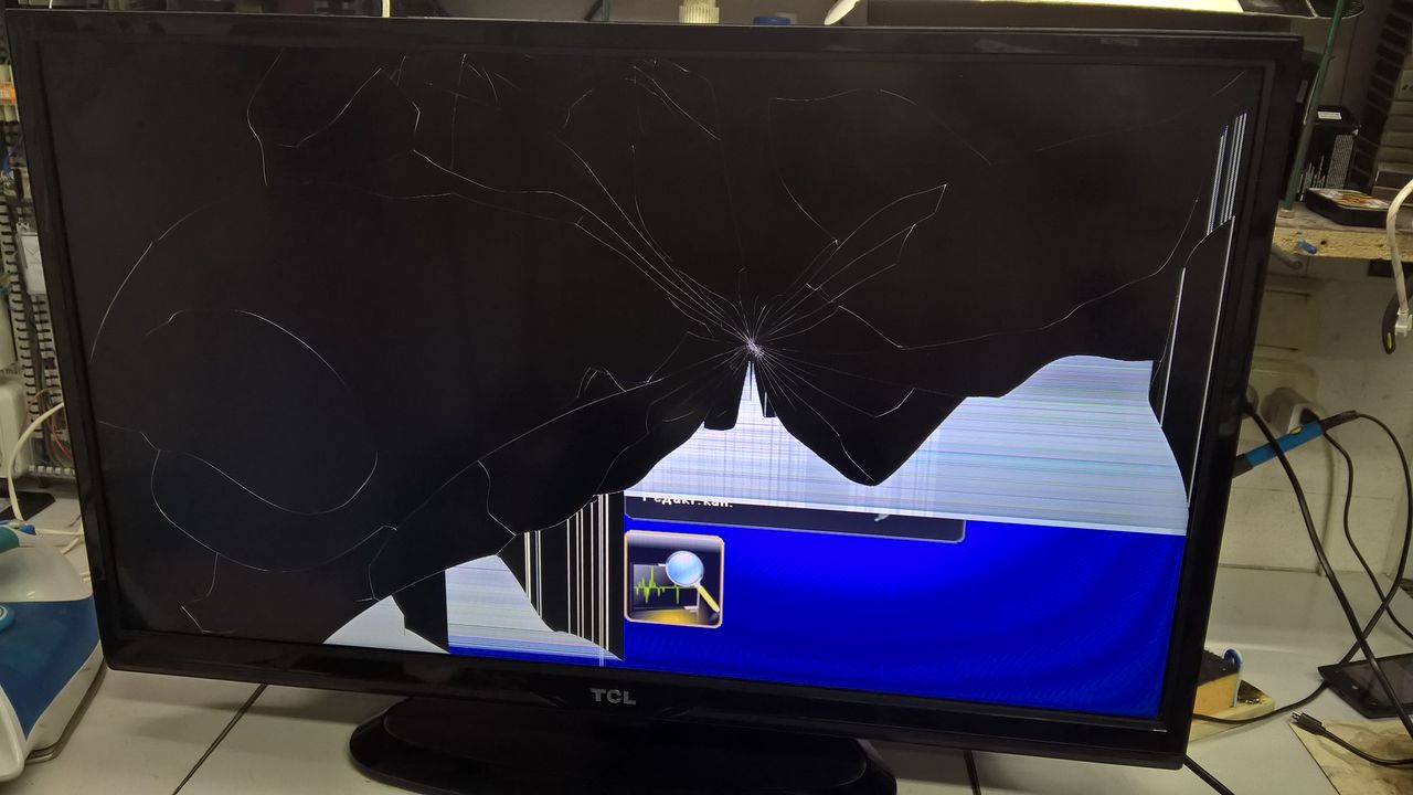 Починить разбитый телевизор. Разбитый телевизор в комнате. Механические повреждения телевизора. Телевизор Hyundai разбитый. Привезли разбитый телевизор.