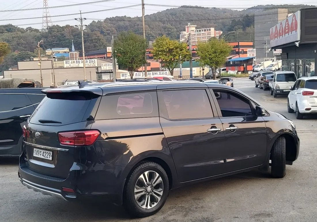 KIA Carnival foto 1