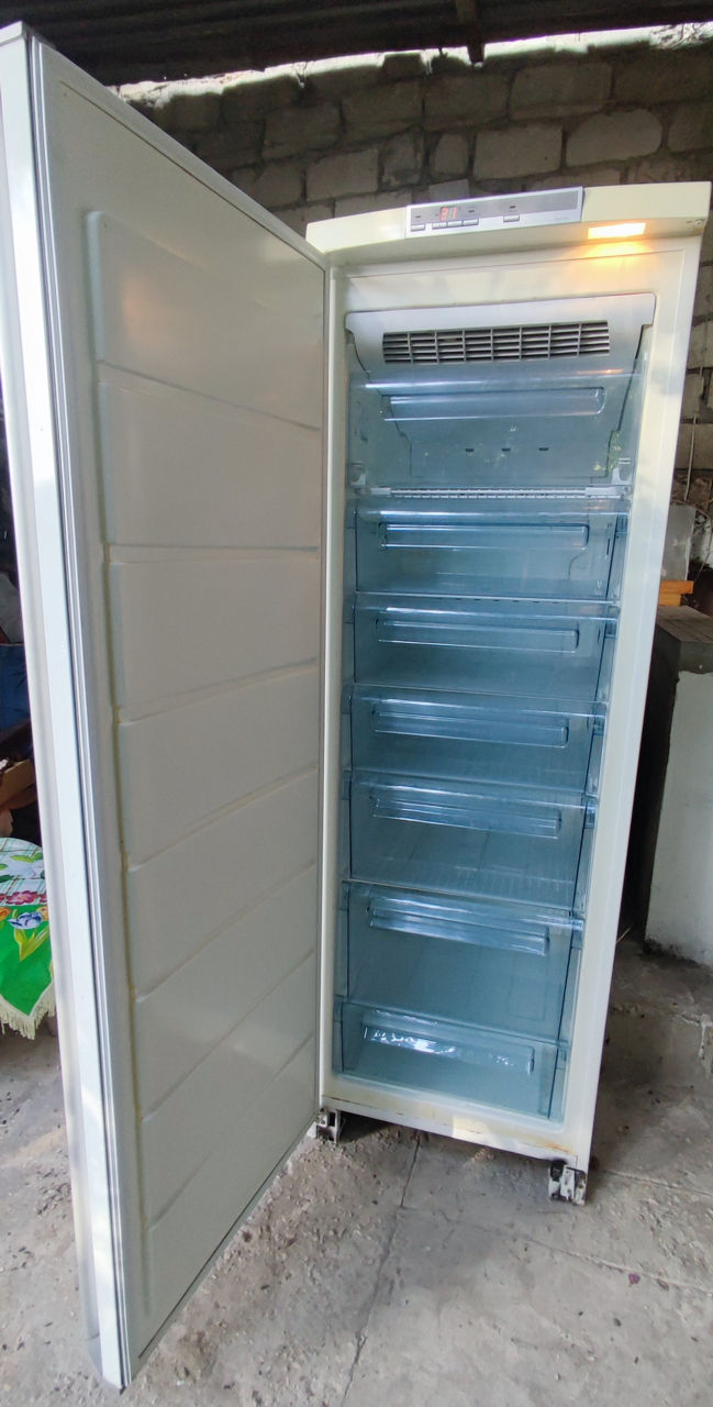 Большая морозилка Electrolux NoFrost 285литров