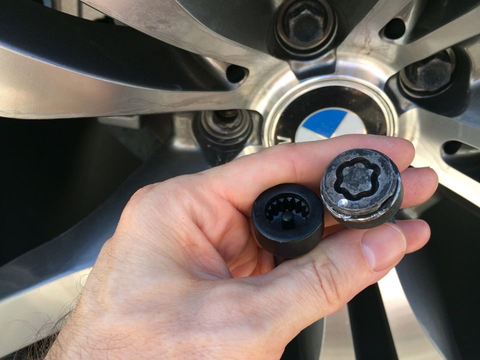 Extragem suruburi antifurt sekretka roti 24/24 Botanica foto 3