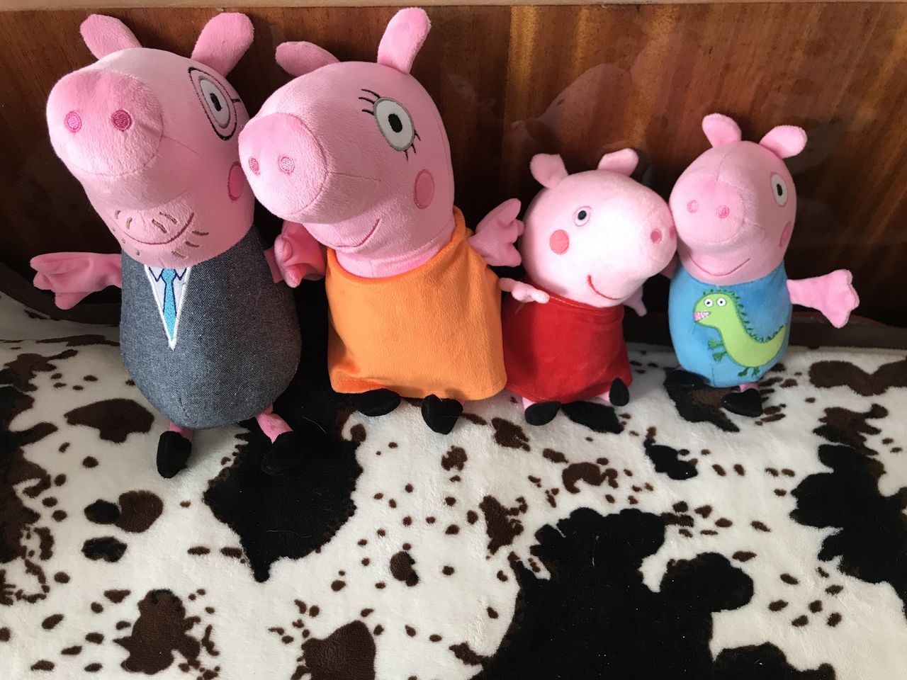 Фотографии семьи свинки пеппы. Семья Пеппы. Пеппа и её семья. Свинка свинки Пеппы и семьи. Фотографии свинки Пеппы и ее семьи.
