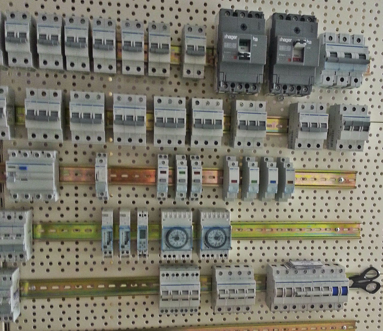 Переключатель ввода резерва I-0-II трехпозиционный 3P, 40А, SFT340 Hager