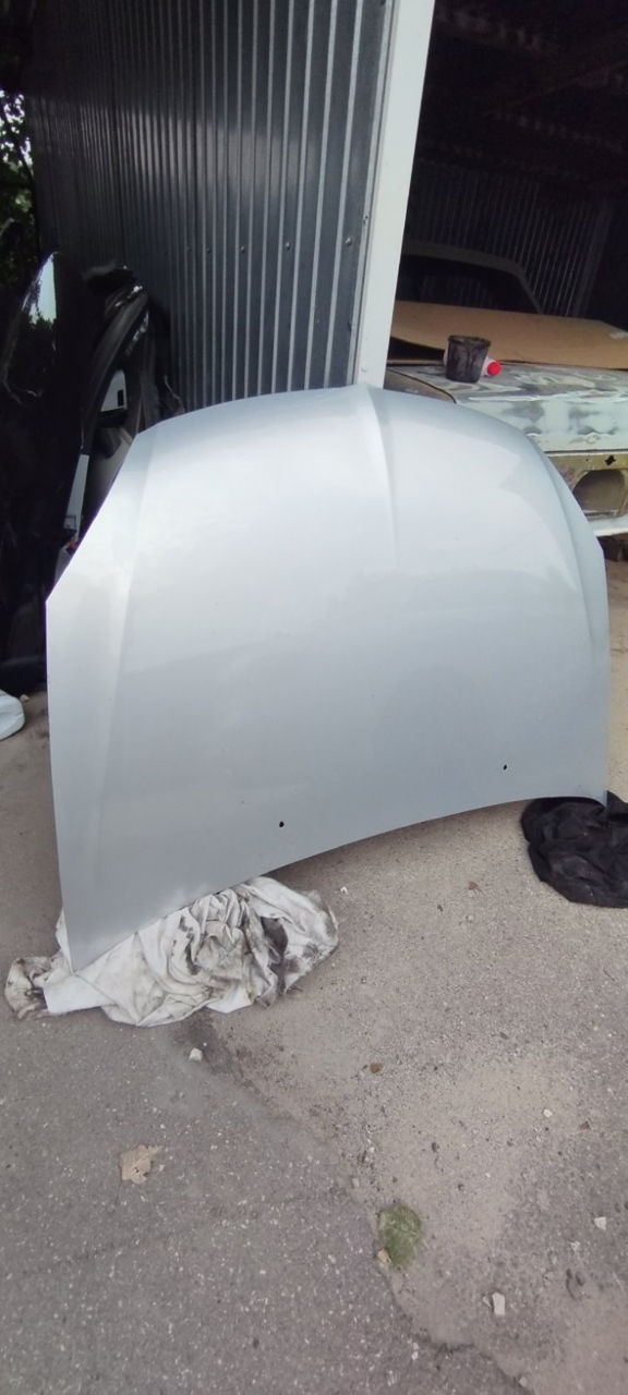 Продам капот на lancer 9