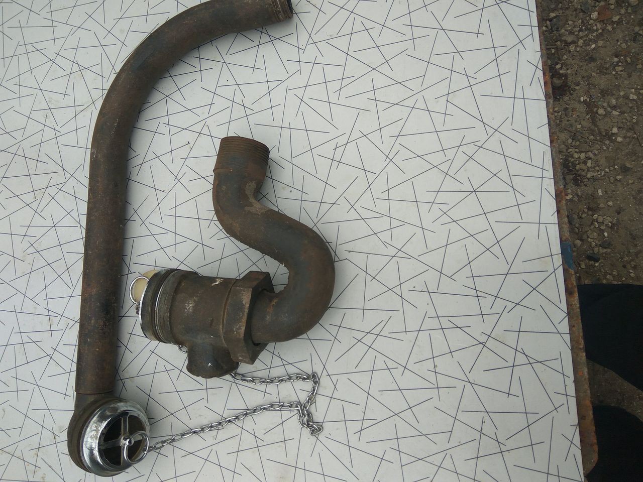 Выпуск чугунной ванне,250лей. Поплавок /Чехия/ для унитаза -80лей.