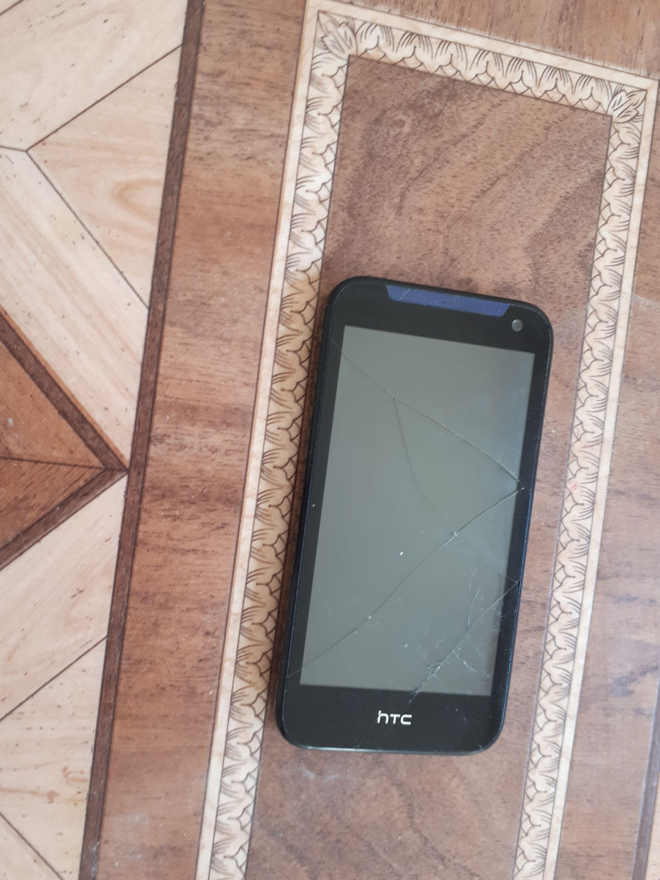 Продам недорого б/у телефон HTC Desire 310. Телефон рабочий. Одна SIM карта.