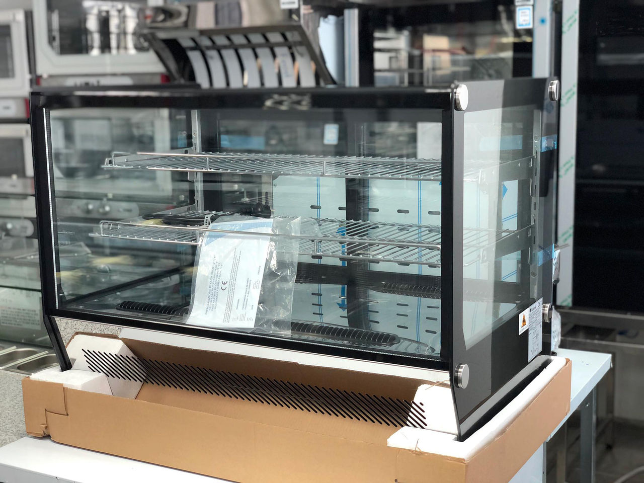 Прилавочная холодильная витрина для кондитерских изделий