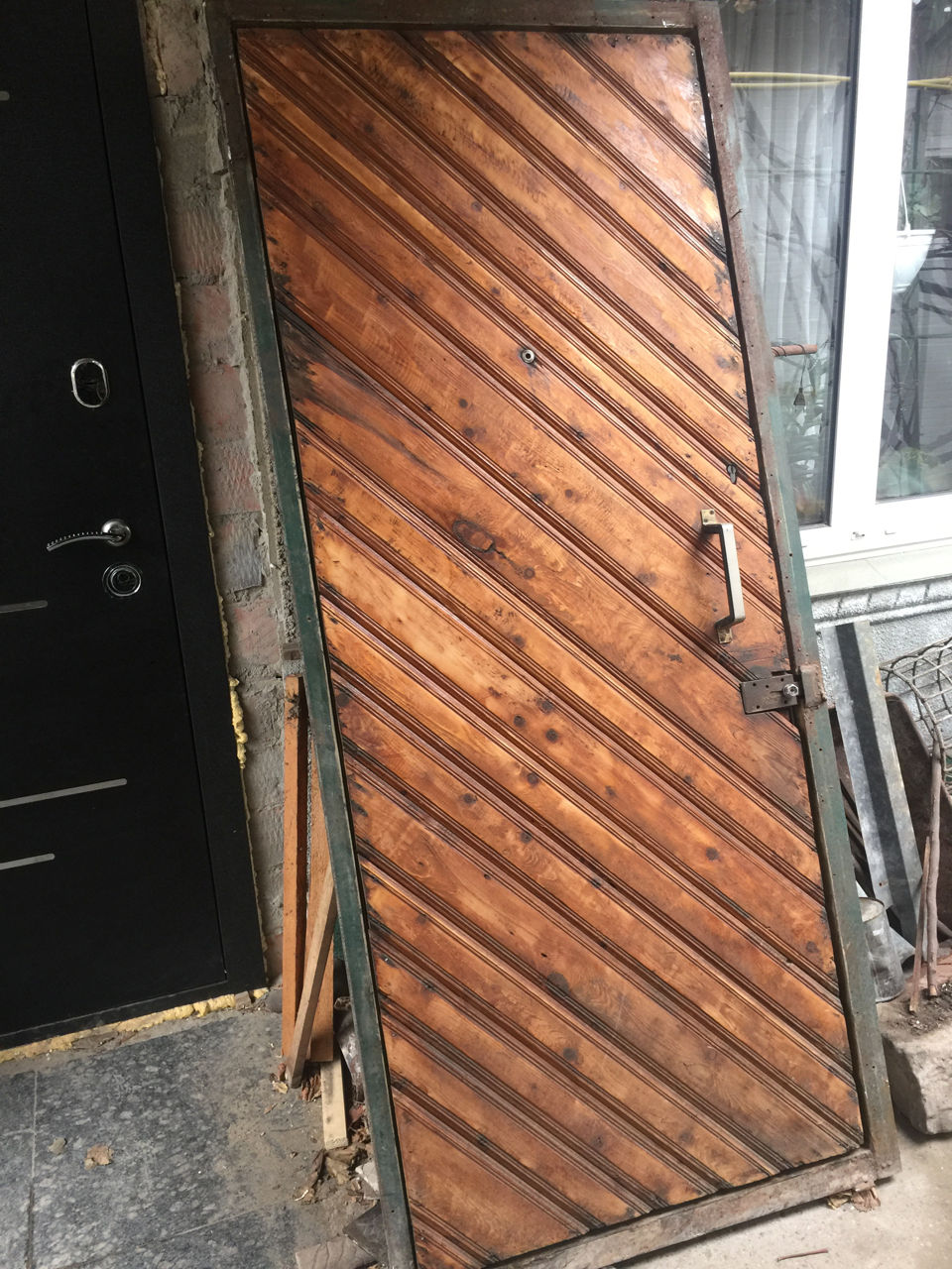 Продам продам дверь бронированную б/у, ворота заборные б/у