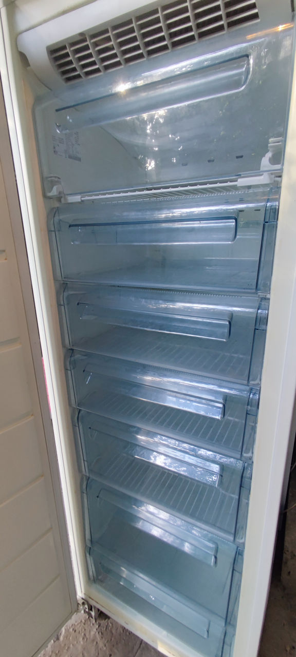 Большая морозилка Electrolux NoFrost 285литров