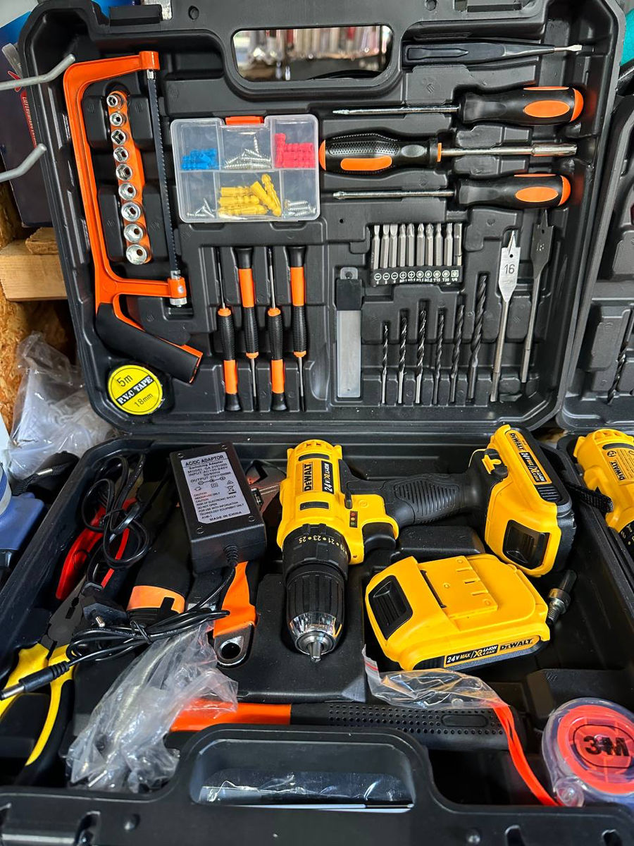 Ударный шуруповёрт DeWalt DCD771 с набором инструментов в комплекте foto 2