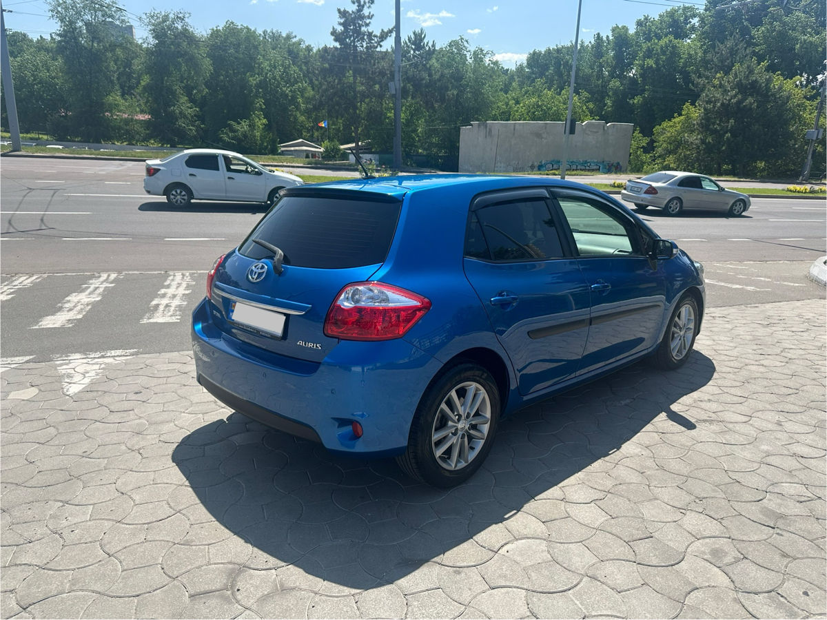 Toyota Auris фото 2