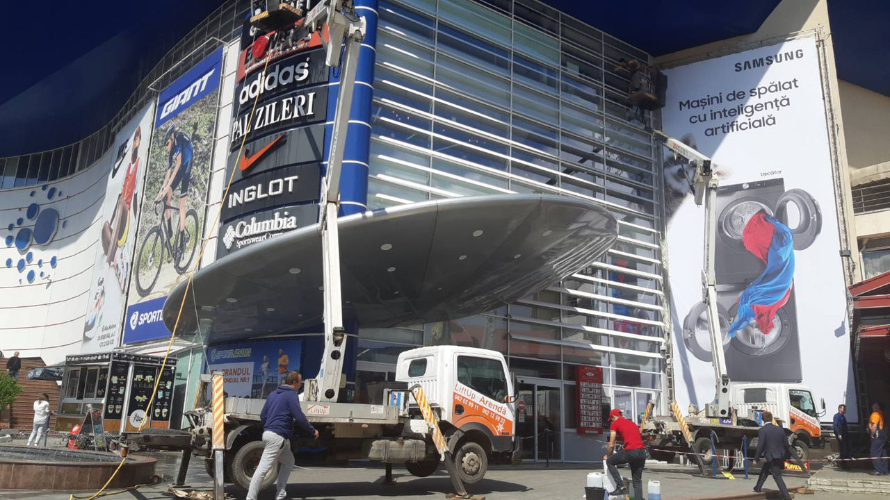 Spalare geamuri si vitrine pentru birouri si spatii comerciale, case , apartamete, vile rezidentiale foto 10