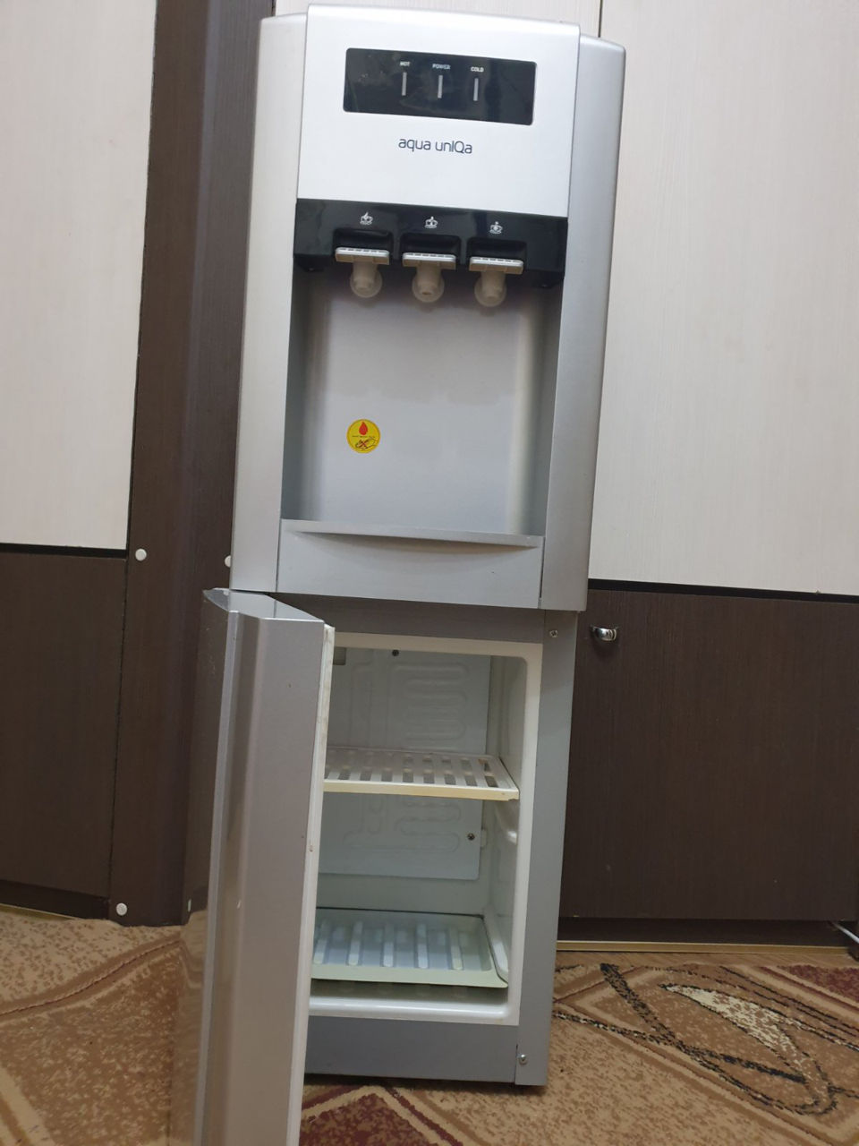 Distribuitor de apă cu frigider / диспенсер для воды с холодильником
