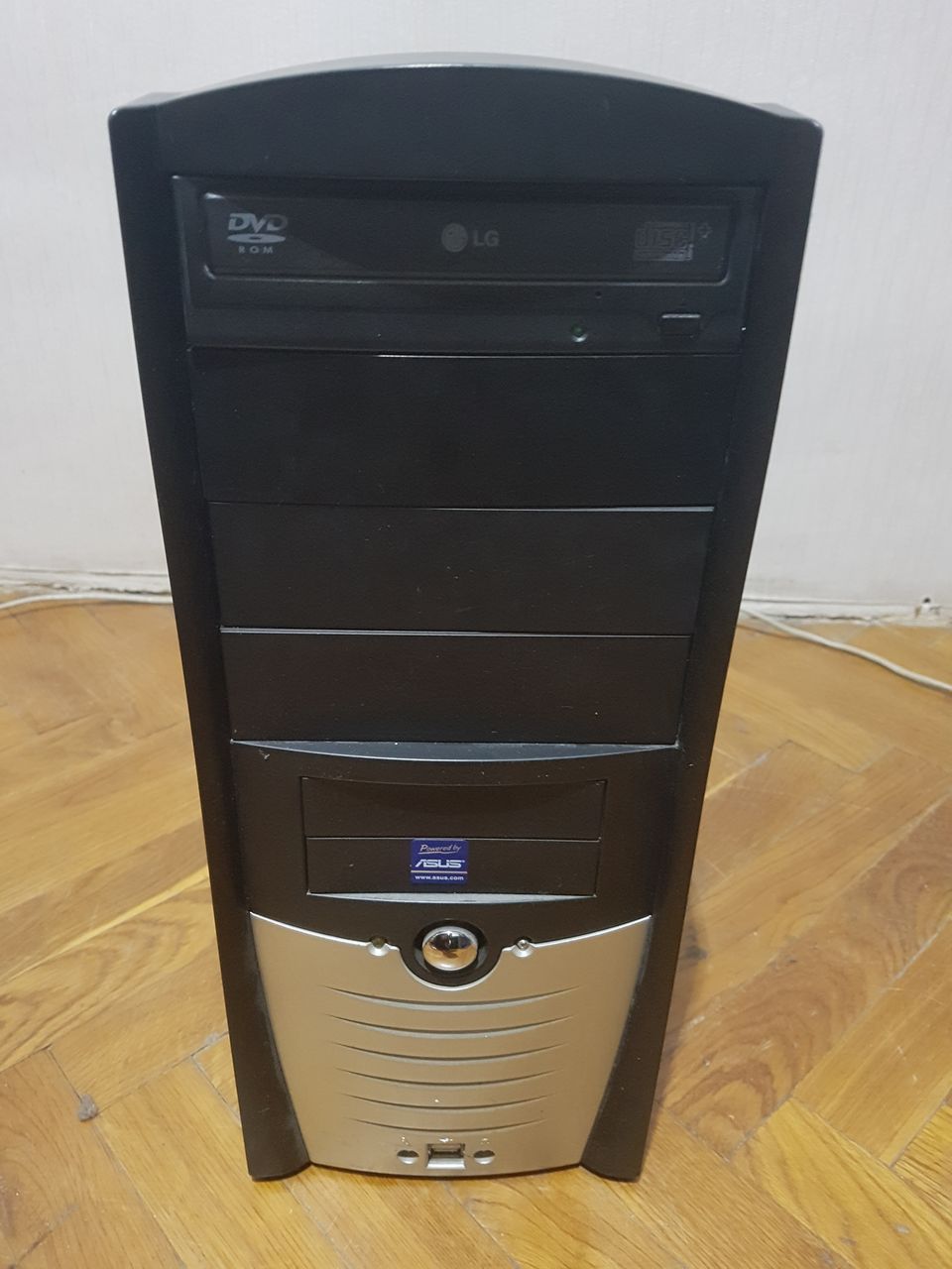 Intel Xeon E5440 2.83GHz 4core 12 MB, 4GB DDR2, 160Gb HDD, 400W