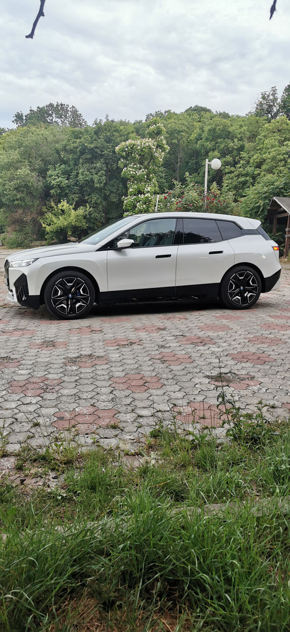 BMW iX foto 8