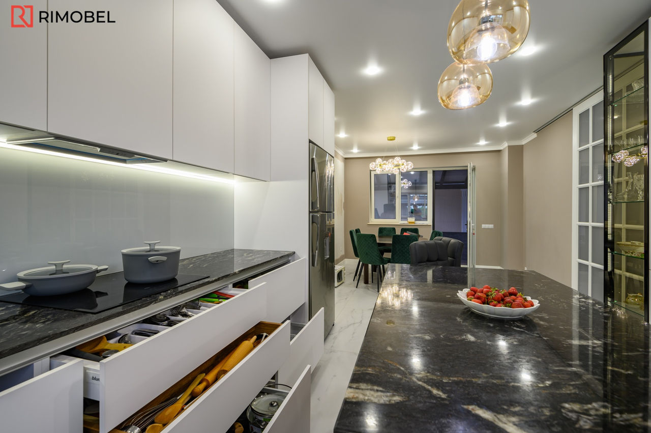 Bucătărie modernă în culoarea albă cu o peninsulă în mijloc foto 10
