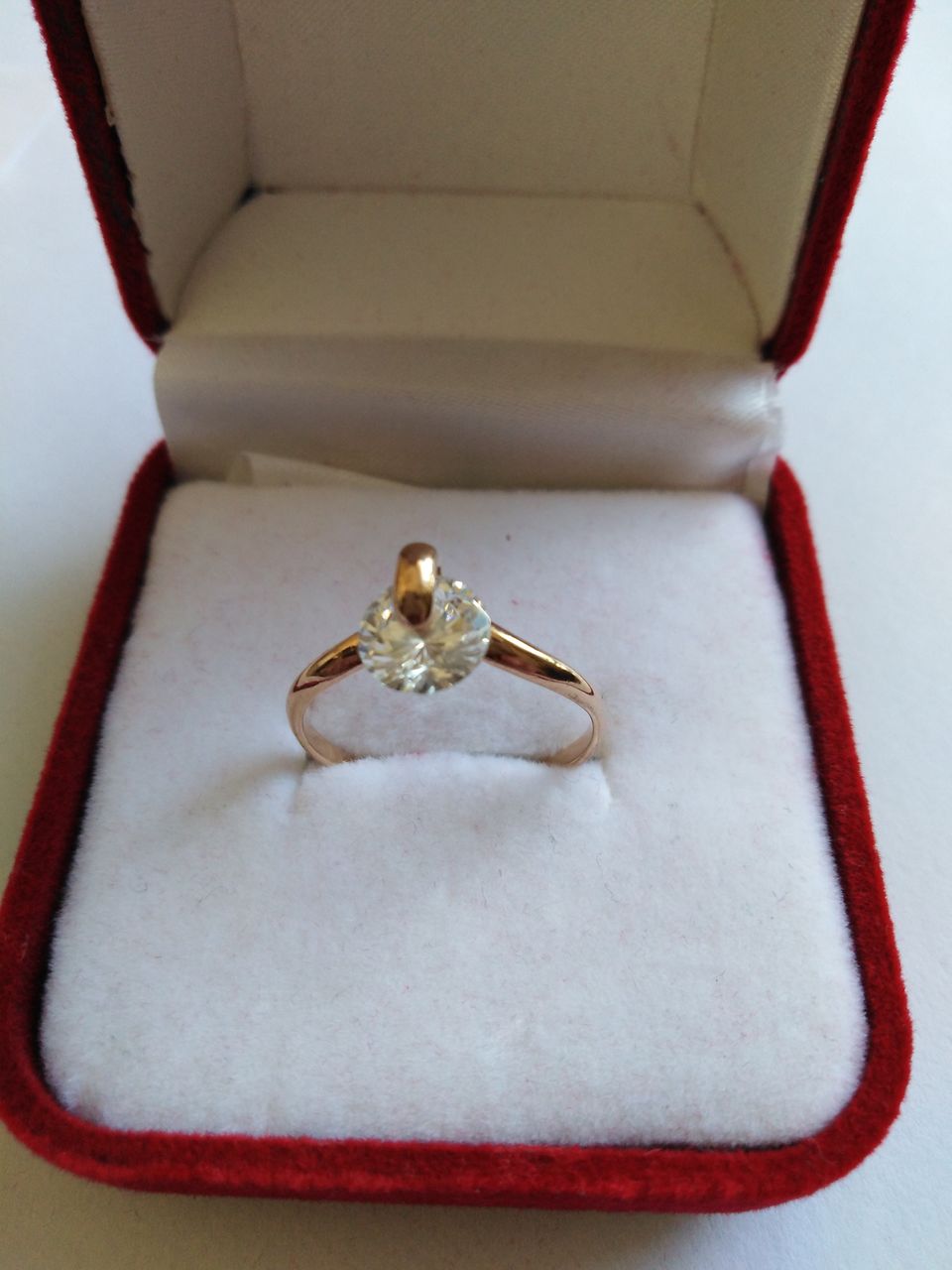 Золотое кольцо с бриллиантом в коробочке