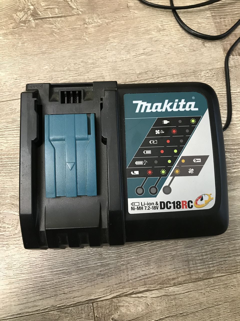 Автомобильное зарядное устройство makita