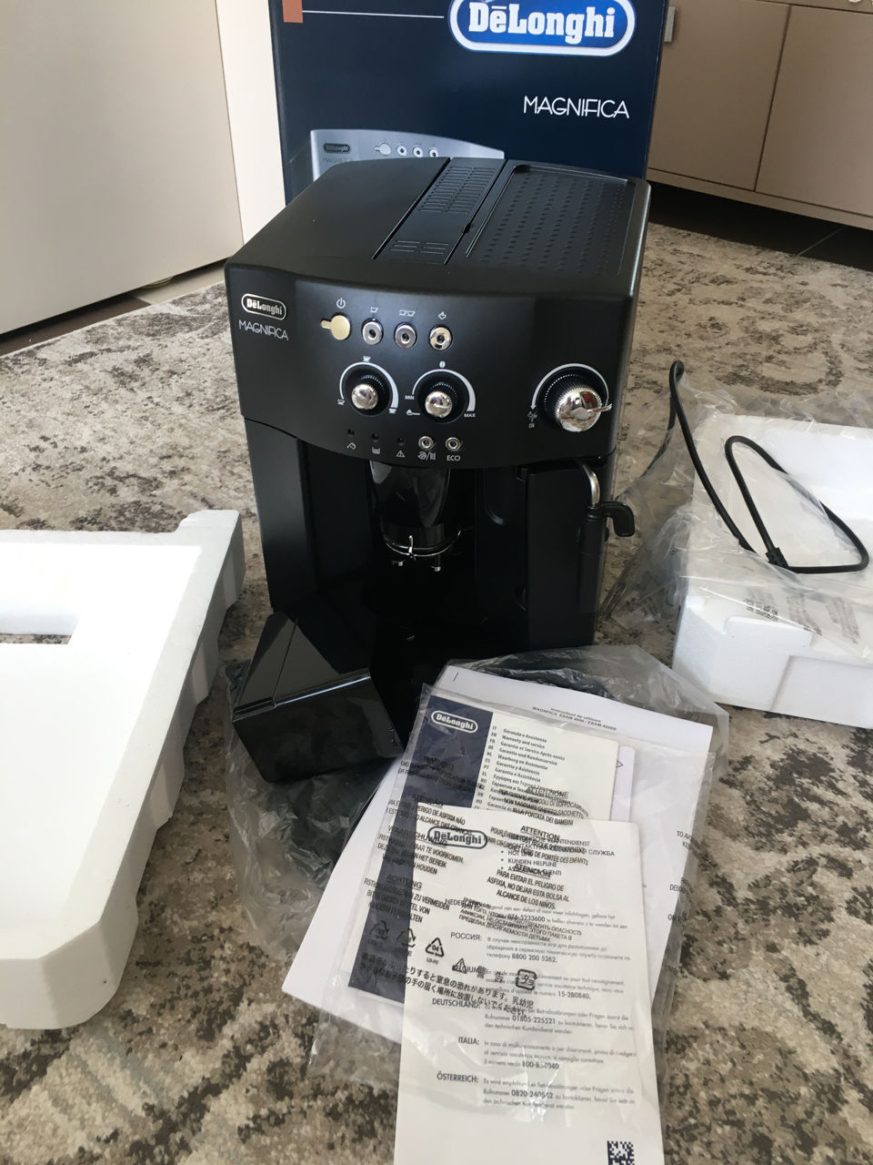 Aparat de cafea boabe DeLonghi Magnifica ESAM 4008.B absolut nou