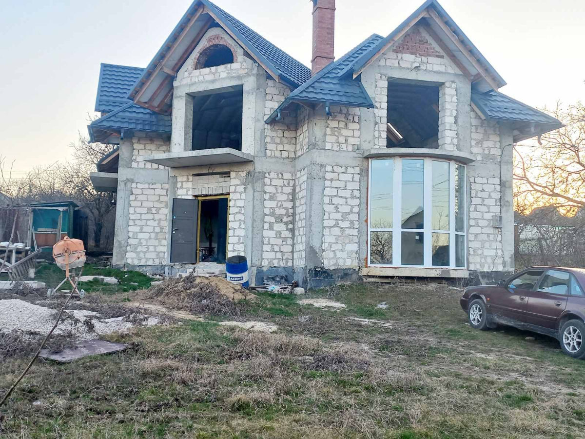 Продам 2х этажный дом в 10 минутах от Кишинева!!От хозяина!!