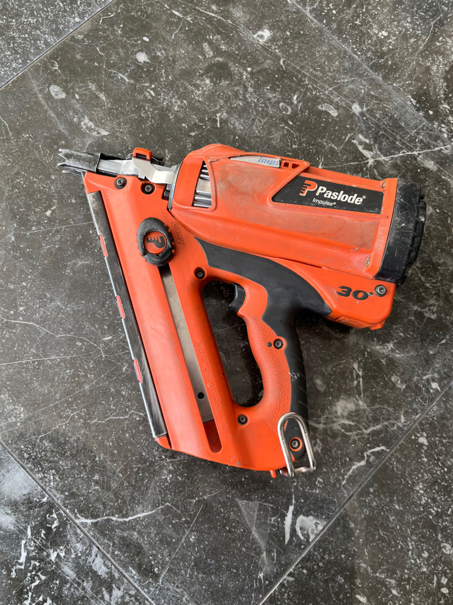 Pistol de bătut cuie Paslode  foto 0
