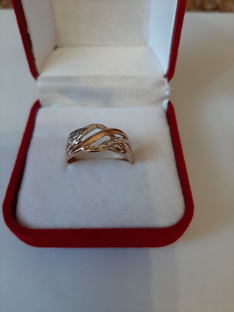 Золотое кольцо подарок. Кольцо с топазом 3,5 грамма золото. Золотое кольцо в коробочке. Красивая коробочка для кольца. Кольцо золотое женское в коробочке.