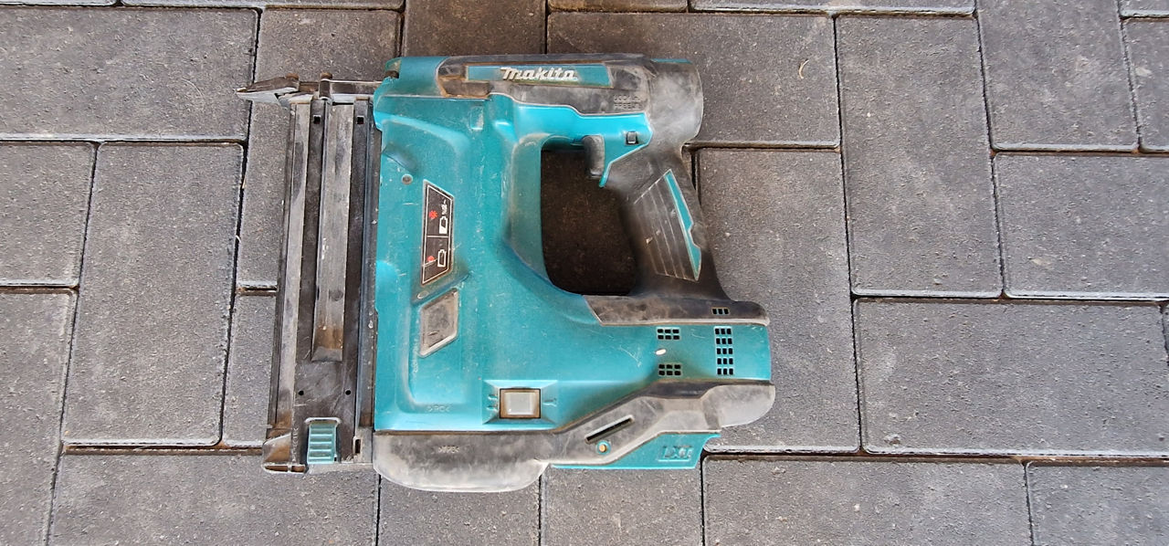 Пистолет Makita XNB01 гвоздезабивной инструмент. Нэилган