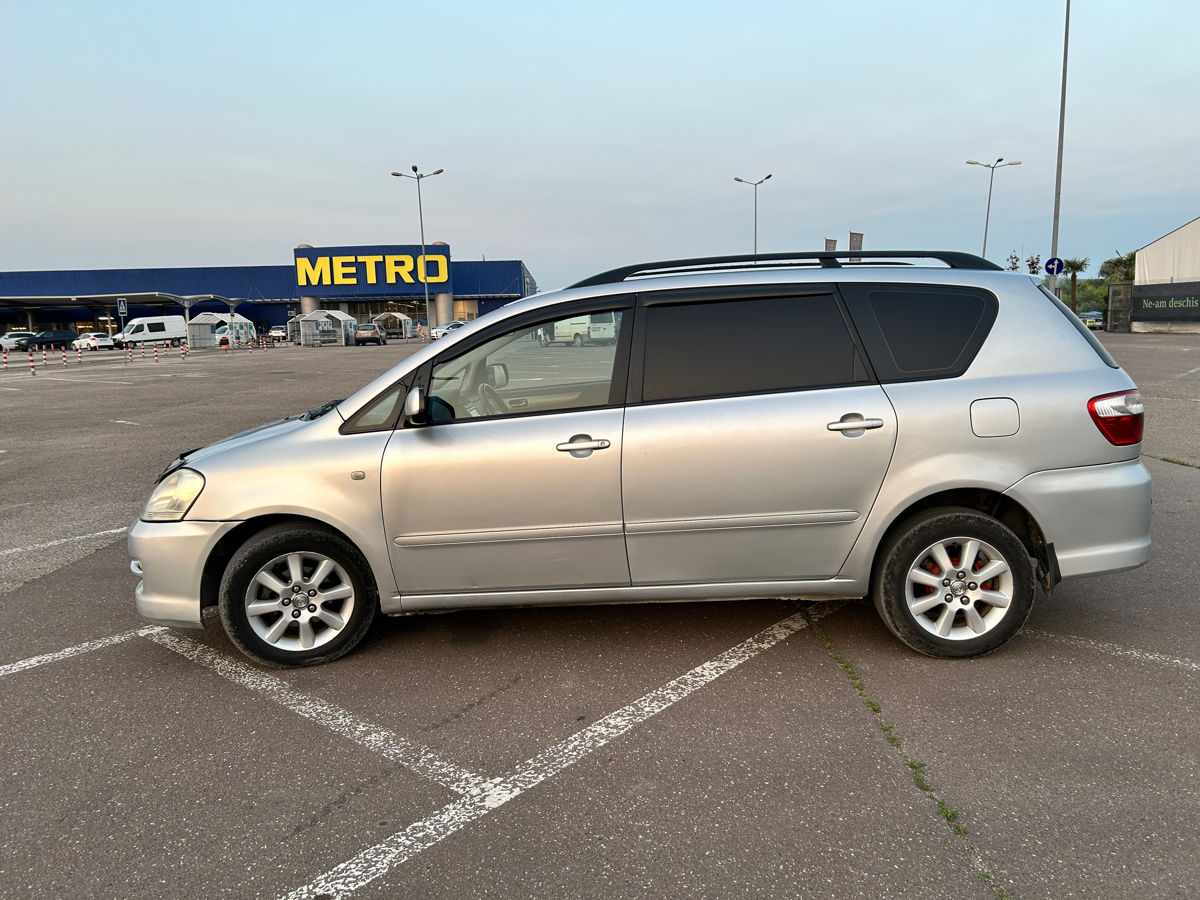 Toyota Avensis Verso foto 2