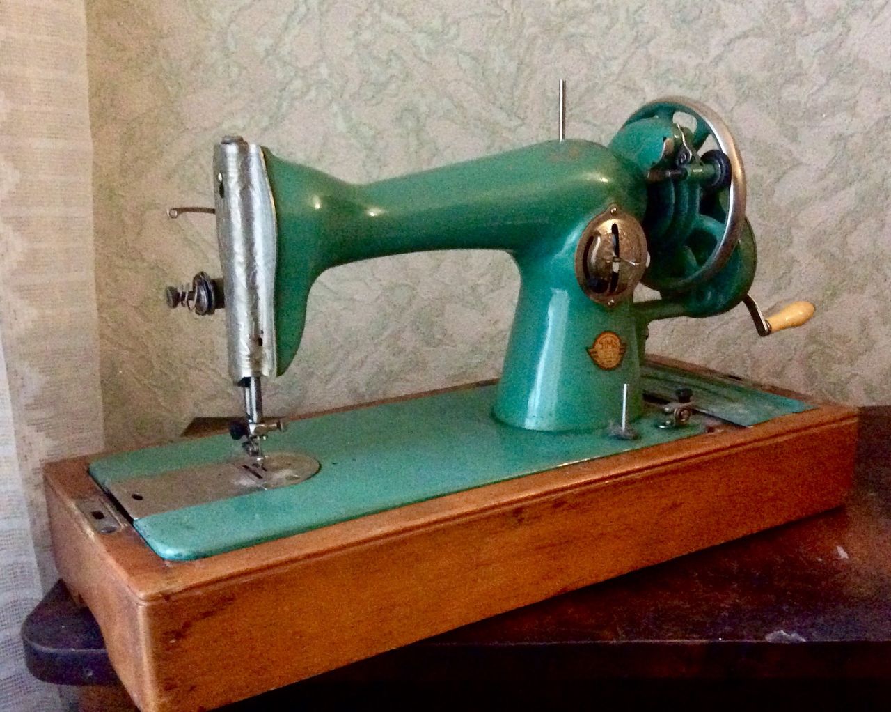 Продам швейную машинку б у. ПМЗ швейная машинка с722. Швейная машина 10-б ПМЗ. Швейная машинка механическая ручная. Швейная машинка старинная ручная.
