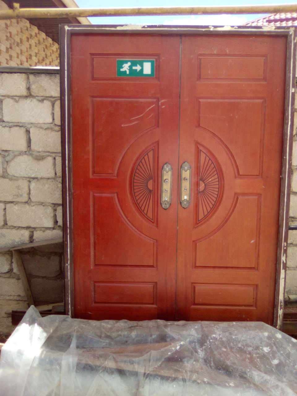 Дверь входная, металлическая с деревянными накладками