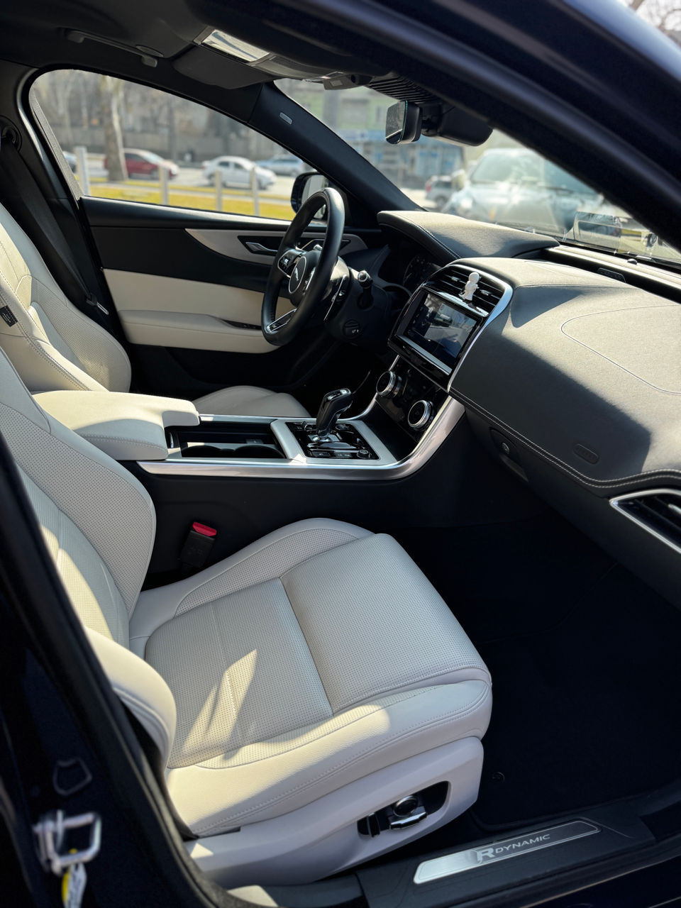 Jaguar XE фото 4