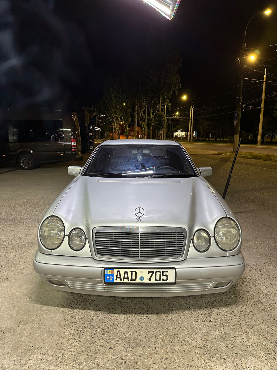 Mercedes E-Class фото 1