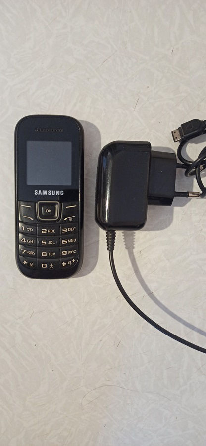 кнопочный телефон Samsung с зарядкой за 300 лей