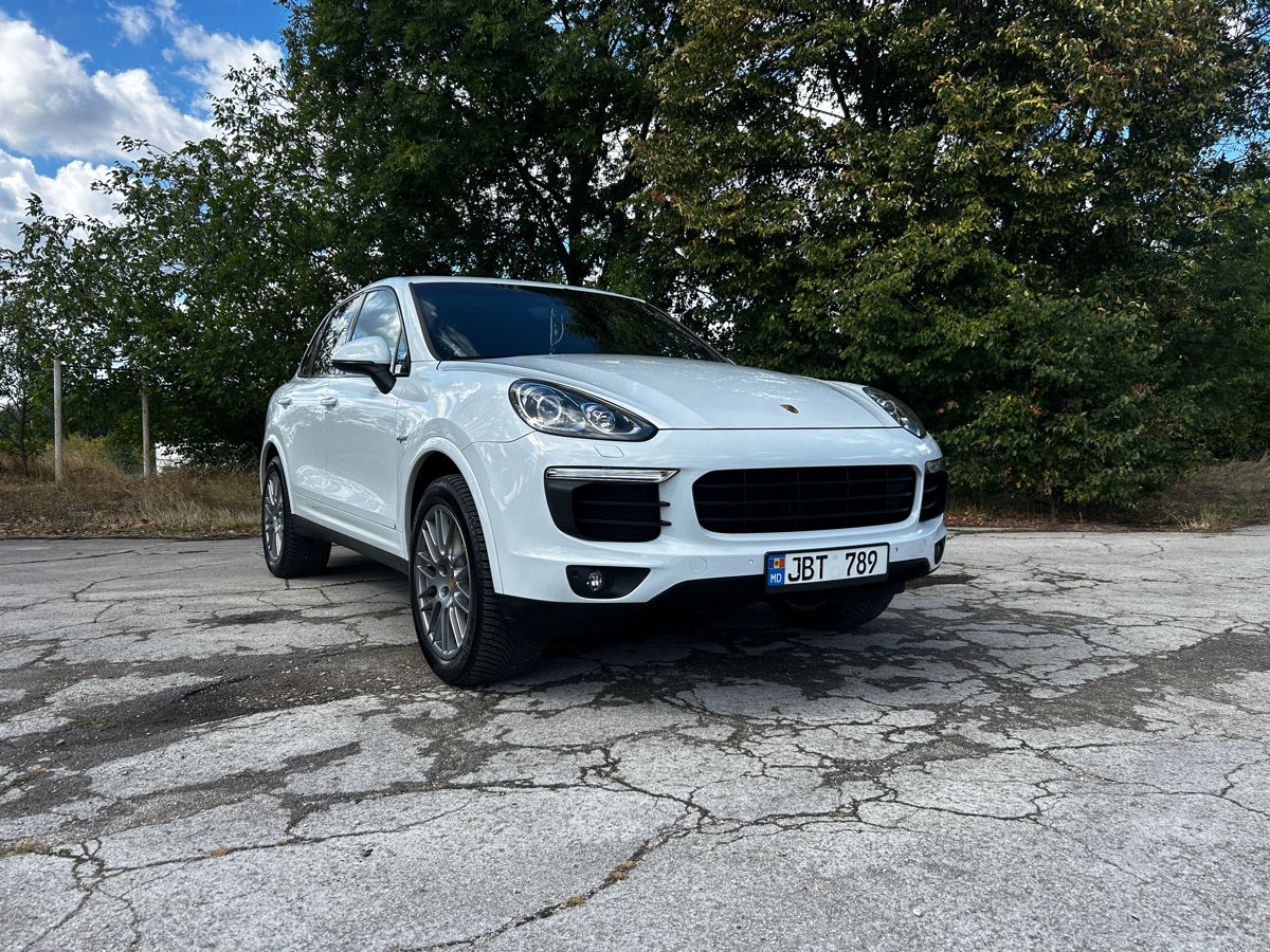 Porsche Cayenne 2017 г. с пробегом 181000 км, Плагин-гибрид (бензин), 23350 €