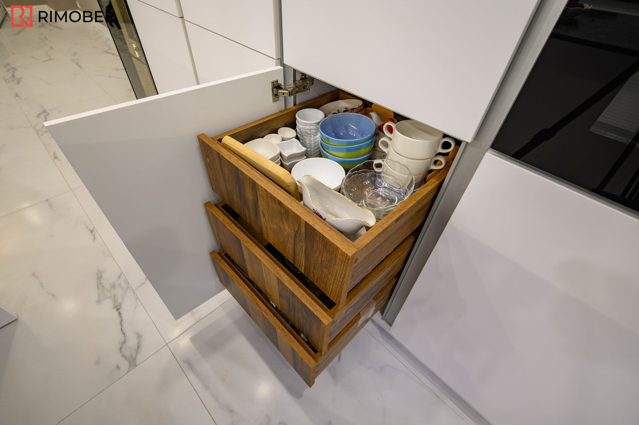 Bucătărie modernă în culoarea albă cu o peninsulă în mijloc foto 13