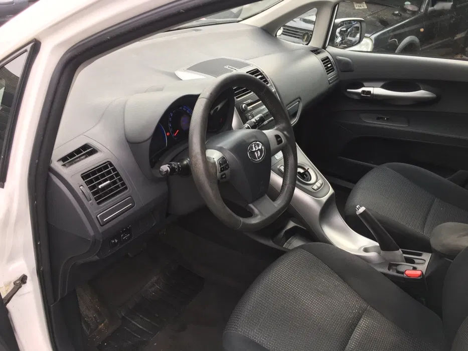 Vand piese pu toyota auris 2011 1.8 hybrid foto 1