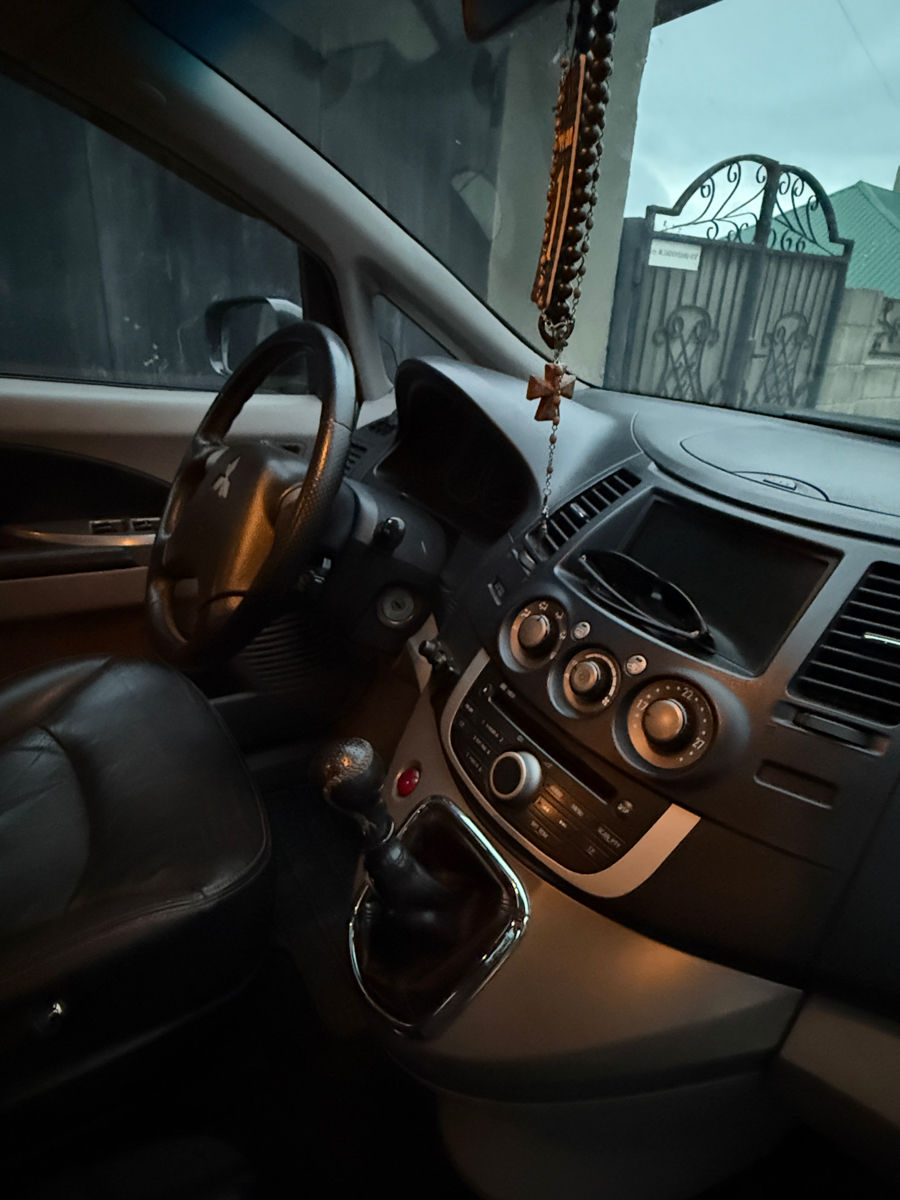 Mitsubishi Grandis foto 5