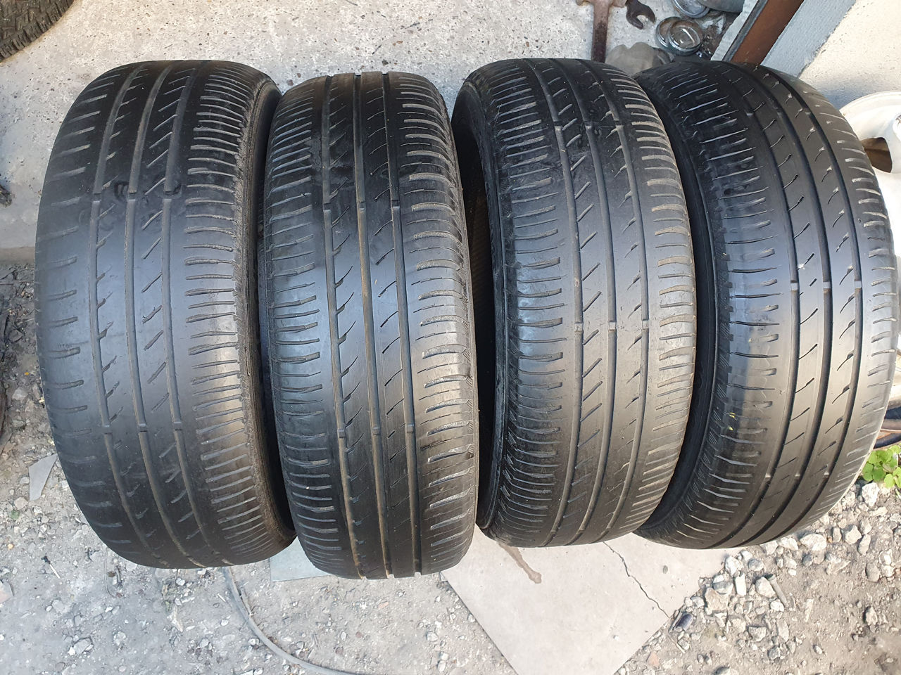 195/65/ R15- Continental.