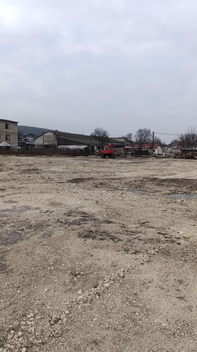 Teren pentru construcții 1,27 ha industrial, cu 2 depozite câte 500 M2 fiecare. foto 1