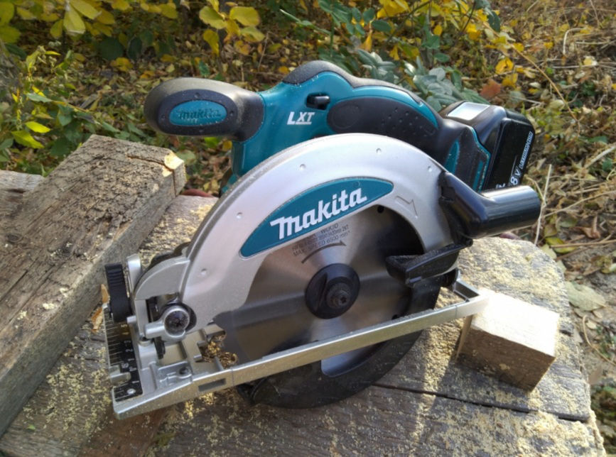 Fierăstrău circular Makita DSS610Z